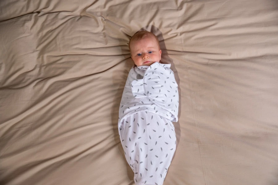 Bo Jungle B-Wrap Grey Feathers Small Wikkeldeken B172300 - Afbeelding 7